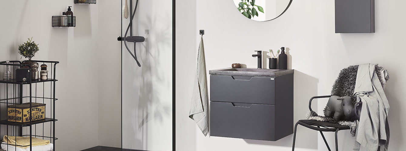 Noro Studio antracit mat badeværelsesmøbel med bruser og loftbruser i sort